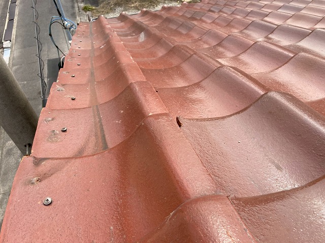 端部の瓦をビス留め